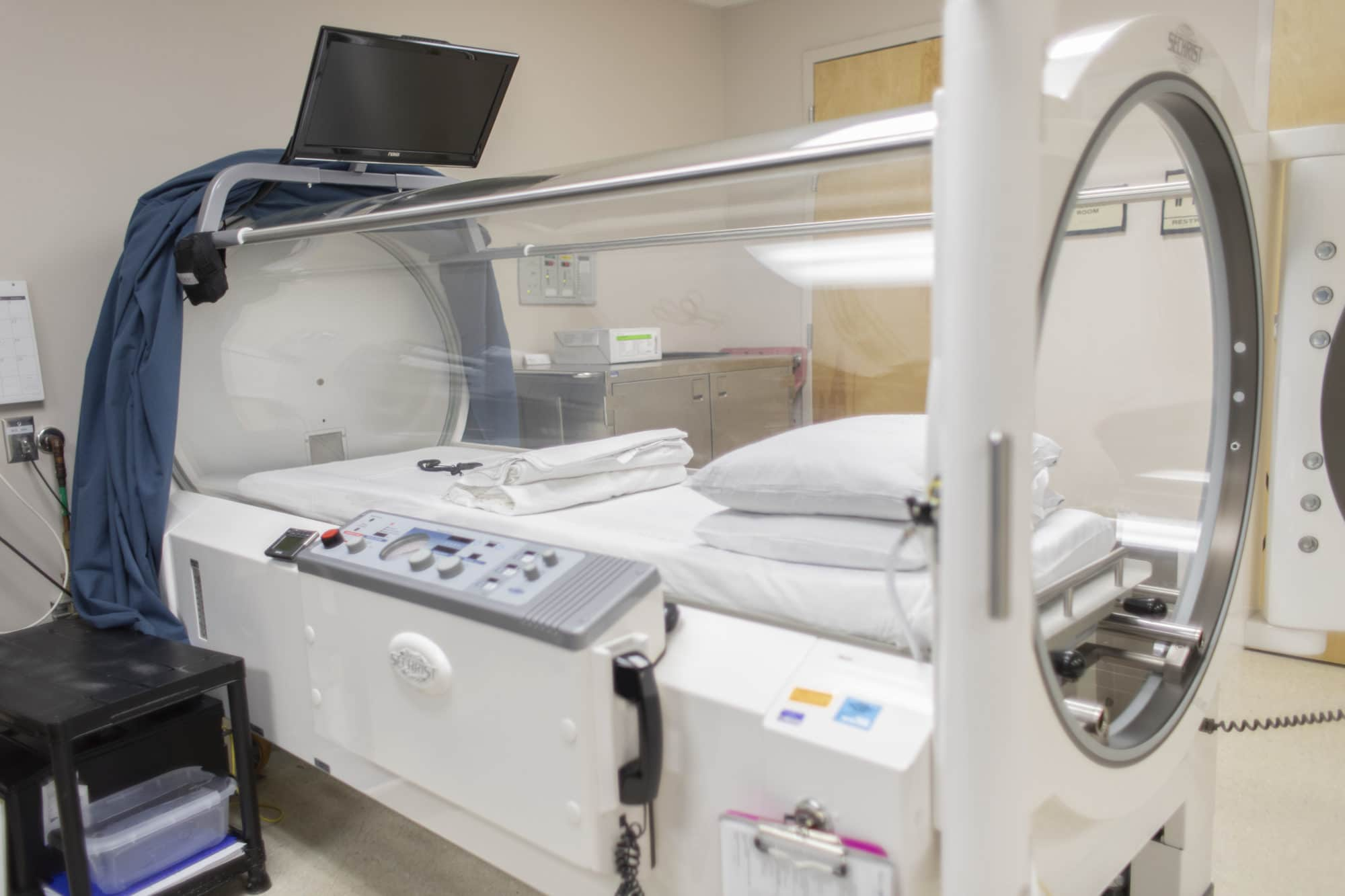 What is the procedure to finish the treatment of hyperbaric chamber?