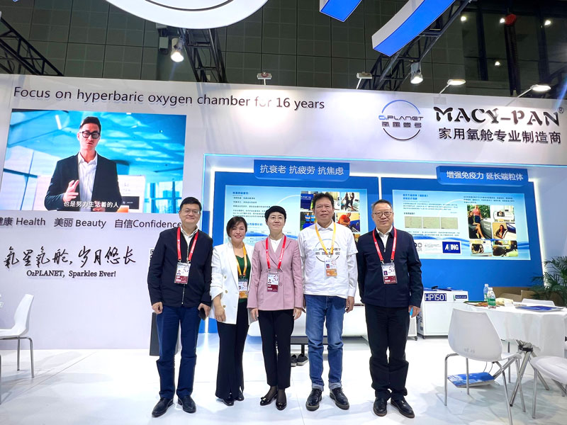 Warmly welcome Xie Dong, Vice Mayor of Shanghai, and other leaders to visit the 7.1A1-03 pavilion at the Fair.